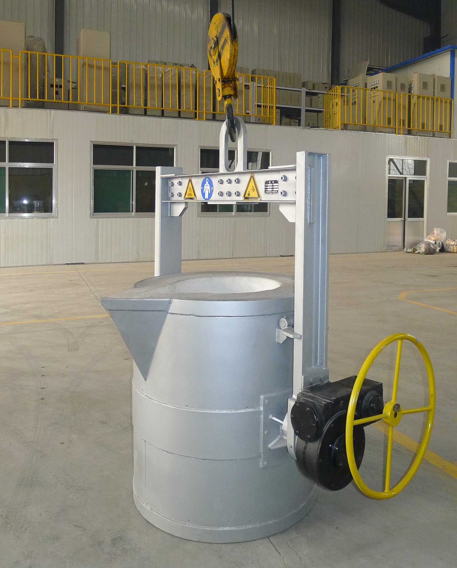 Forklift-type-transfer-ladle-with-cover3